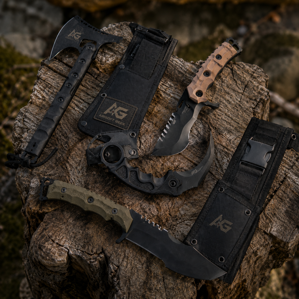Airsoft knive, tomahawks og taktisk dummy-udstyr på træstub