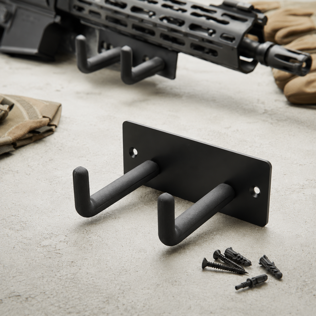 Sort vægophæng og display holder til airsoft rifler og pistoler med monteringsskruer på lyst arbejdsbord