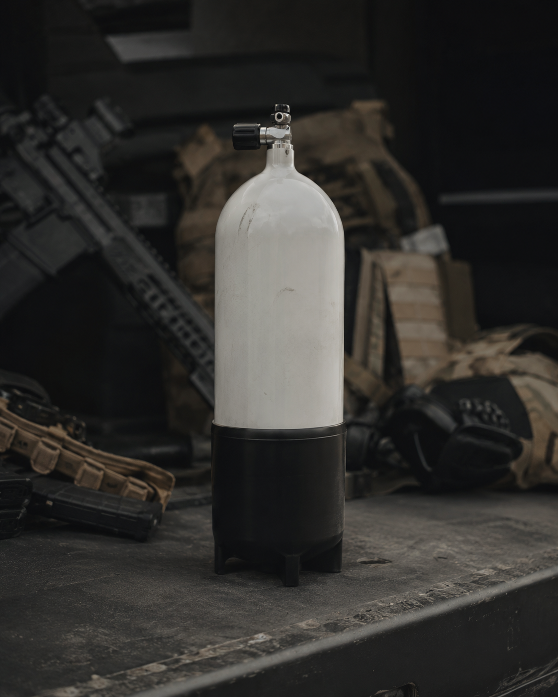 HPA lufttank til airsoft setup på taktisk arbejdsbord
