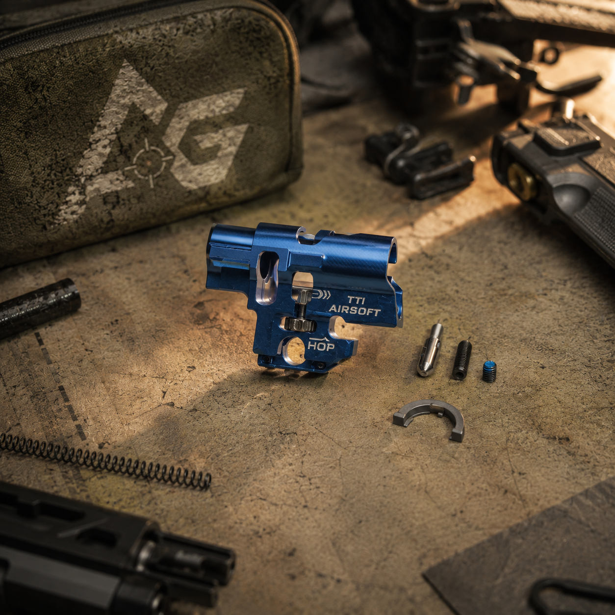 Hi-Capa airsoft reservedele og tuningdele på taktisk arbejdsbord