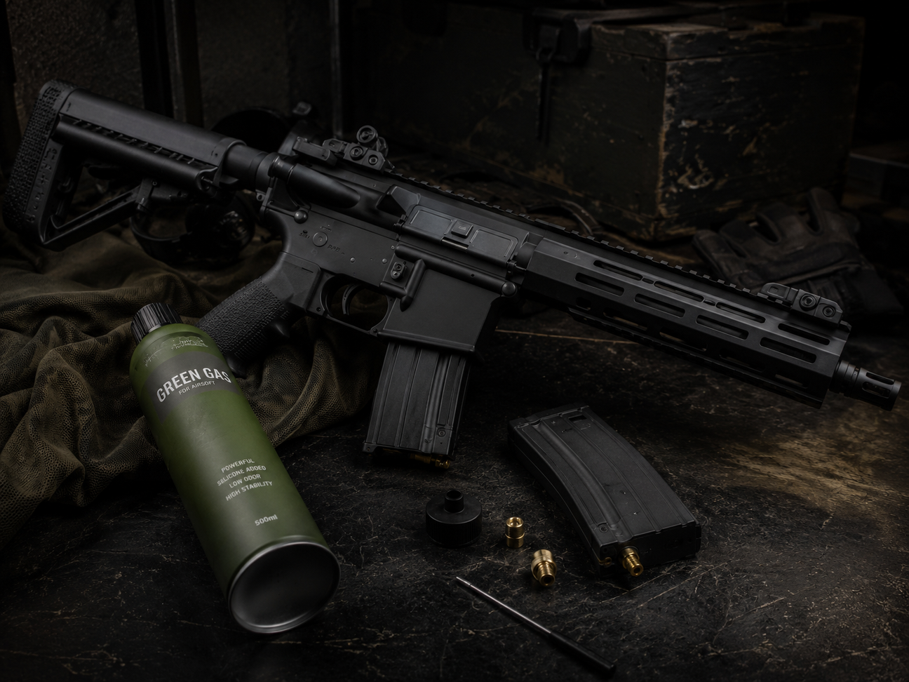 Gas airsoft riffel med magasin og taktisk udstyr hos Airsoftgeek